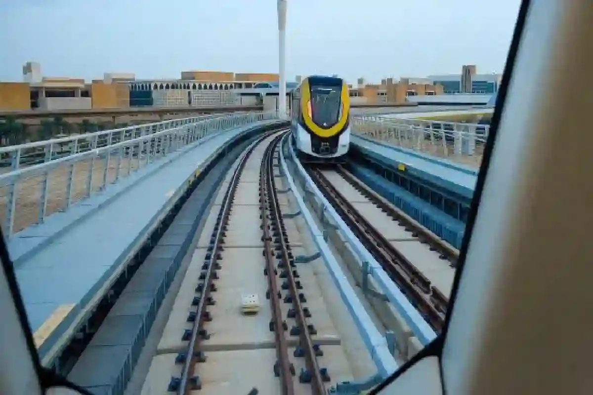 ابتداءً من اليوم .. انطلاق قطار وحافلات الرياض بمواعيد جديدة. 