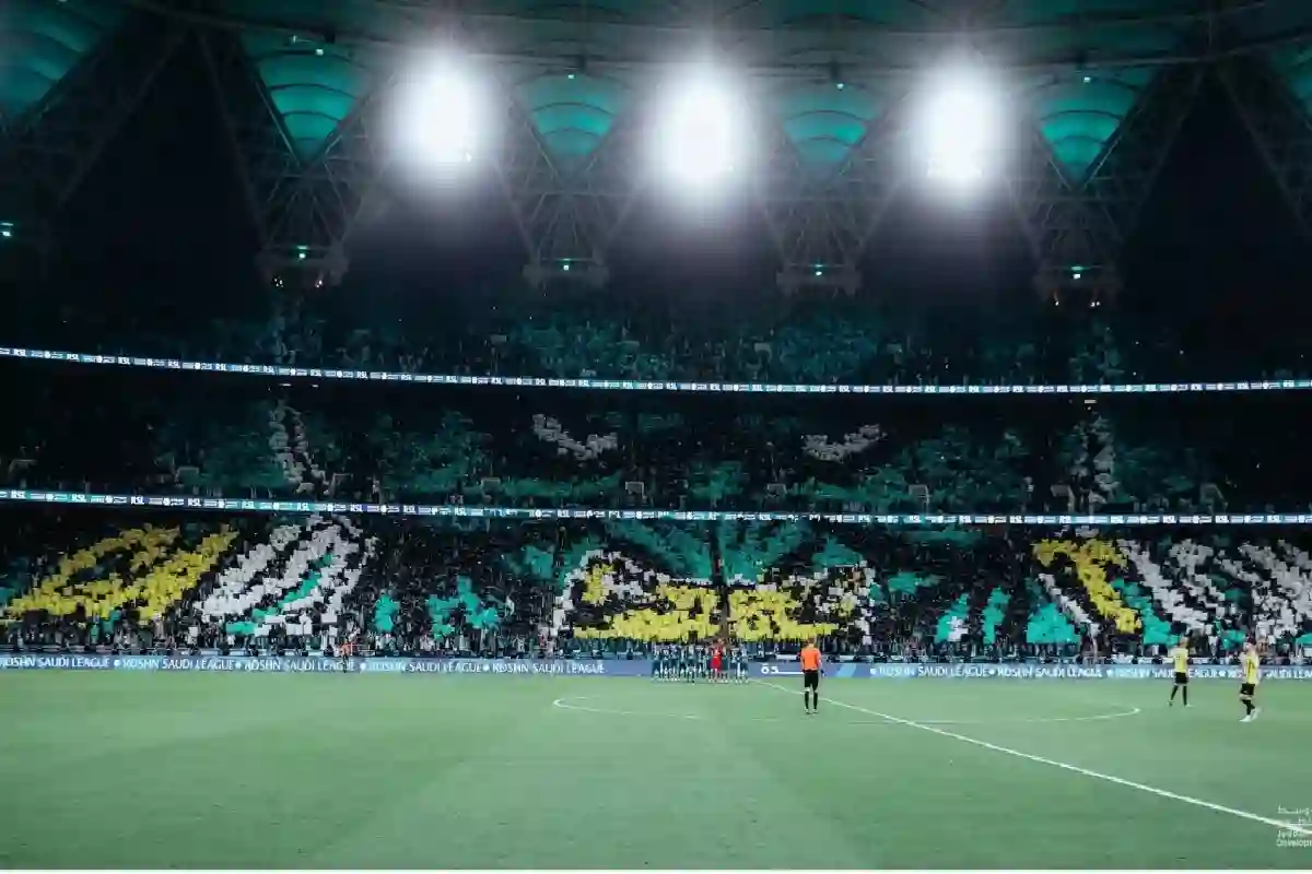 بعد تجاهل ركلتي جزاء في ديربي جدة .. غضب أهلاوي يجتاح المدرجات. 