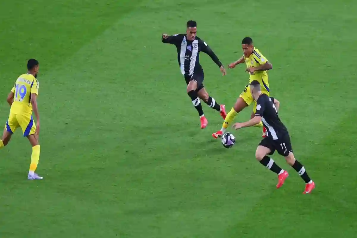 ماذا حدث في العالمي .. اشتباك بين ثنائي النصر خلال مواجهة الشباب. 