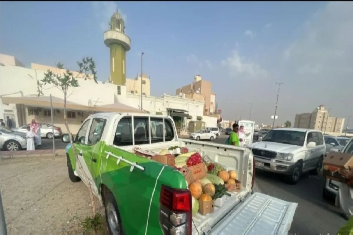 إعادة تنظيم سوق الباعة الجائلين.