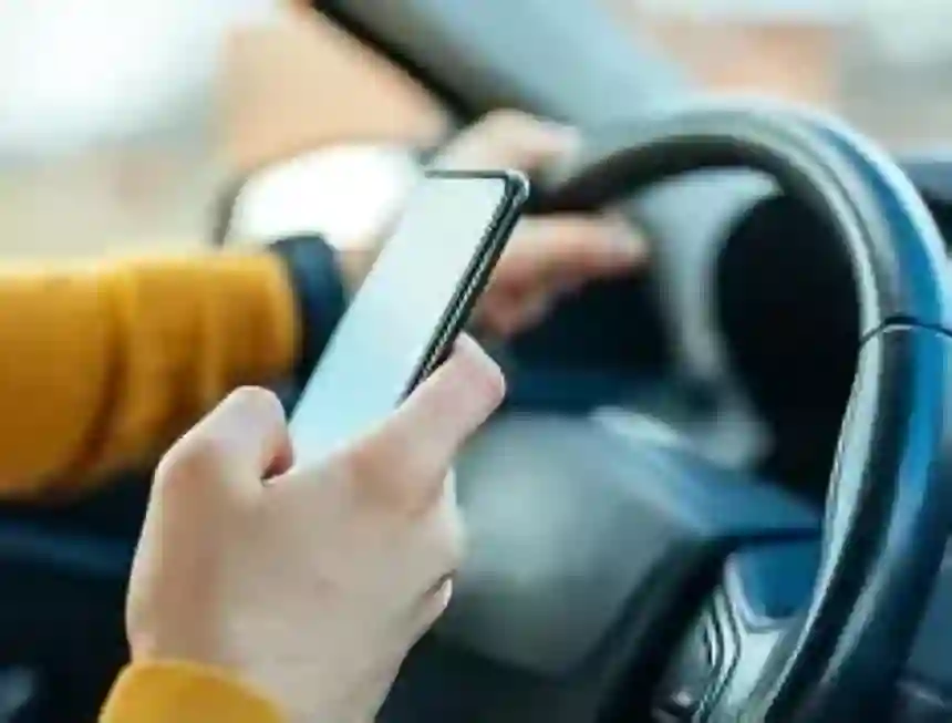 أضرار الهاتف أثناء قيادة السيارة