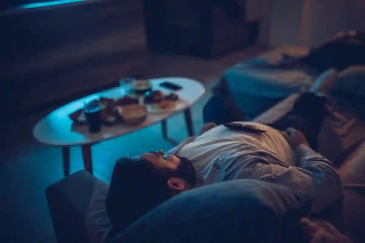 النوم بعد الطعام.. عادة سيئة تُحذر منها الصحة السعودية