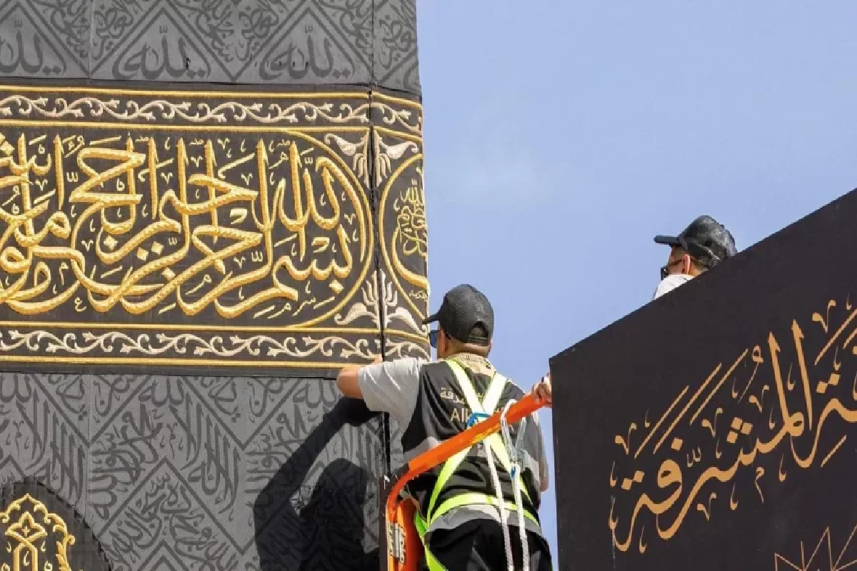 تفاصيل من قلب الحرم .. كيف أُنجزت كسوة الكعبة بهذه السرعة؟